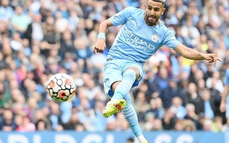 Anh gây ấn tượng bởi những cú dứt điểm bằng chân trái huyền thoại.