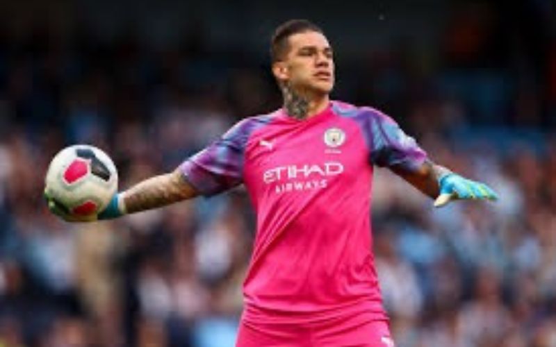 Chân sút gia nhập lò đào tạo Benfica khi mới 16 tuổi.